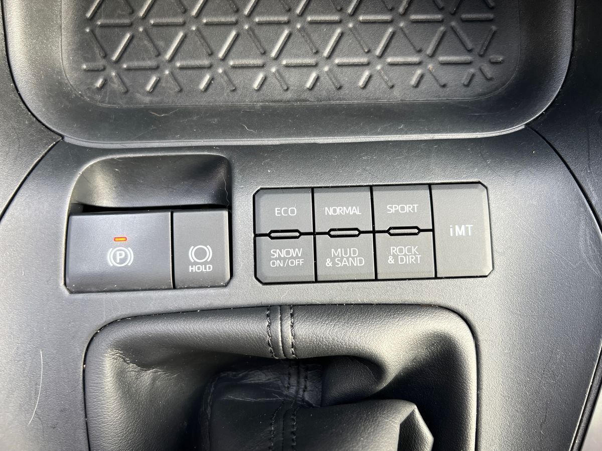 Rød Toyota RAV4 fra 2021