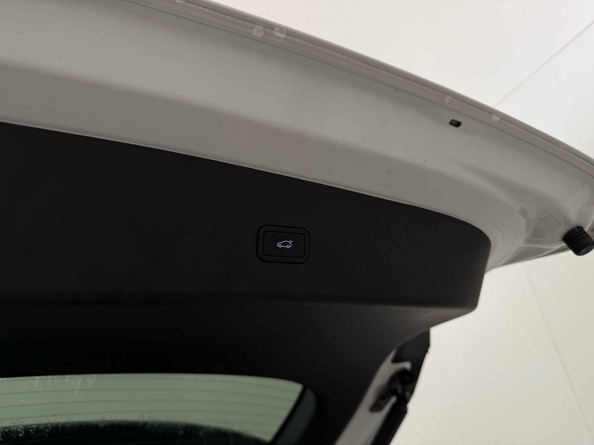 Hvid Xpeng G9 fra 2023