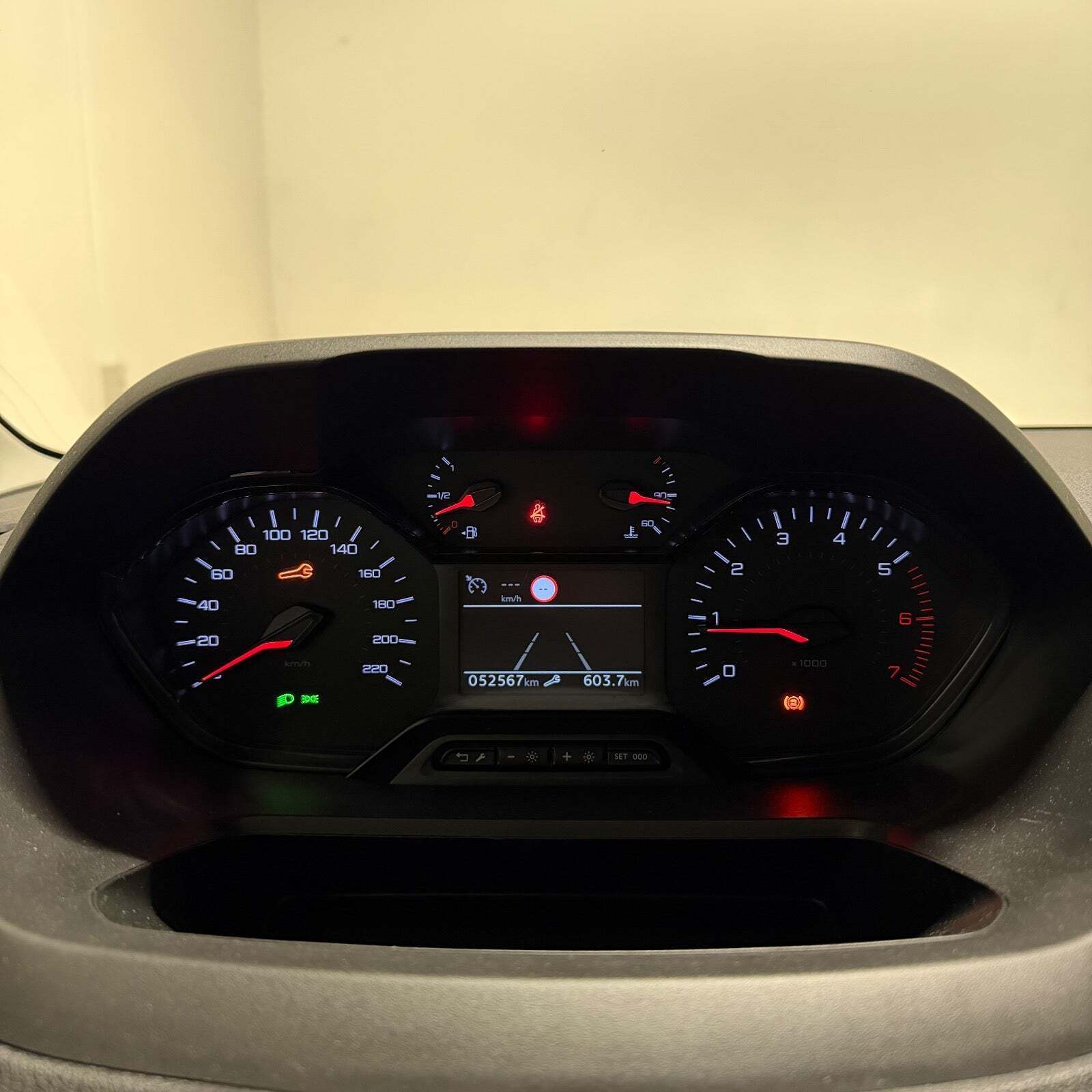 Sølv Peugeot Partner fra 2021