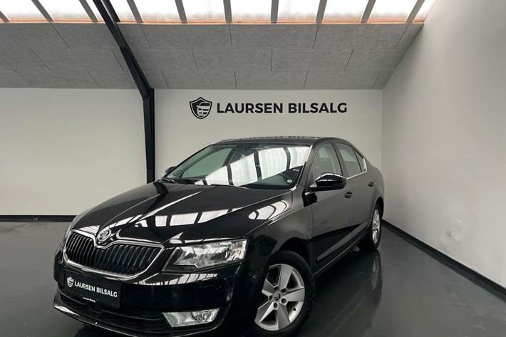 Sort Skoda Octavia fra 2016 set udefra