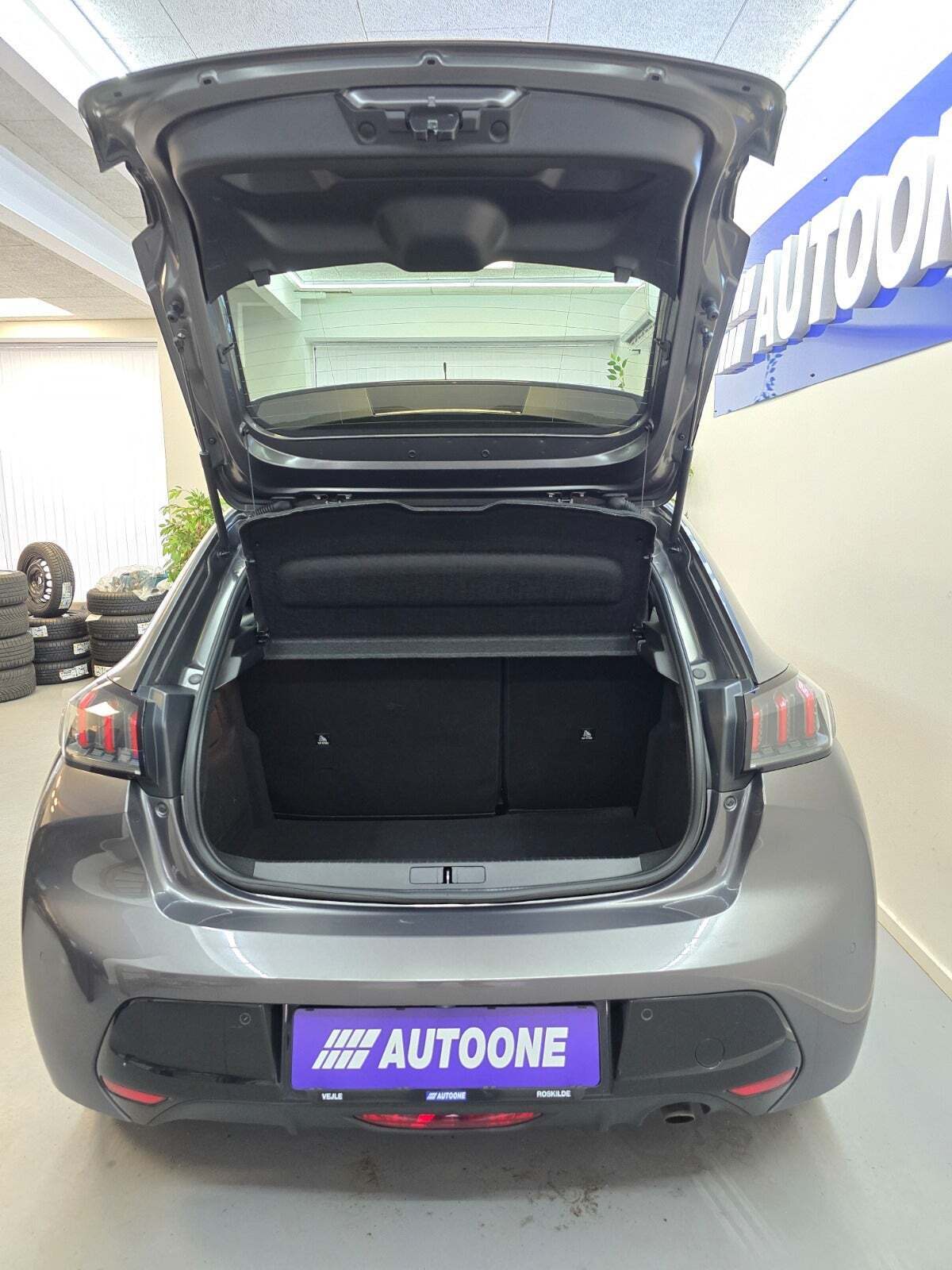 Grå Peugeot 208 fra 2021