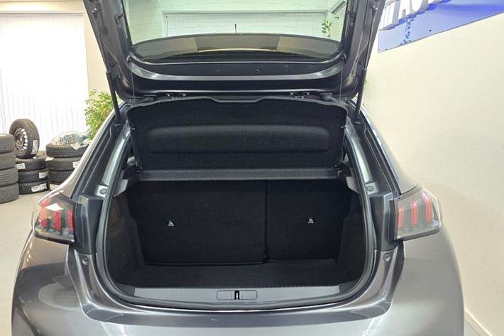 Grå Peugeot 208 fra 2021