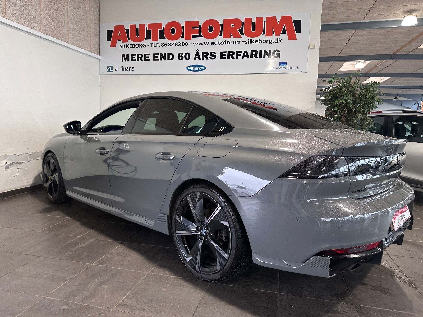 Grå Peugeot 508 fra 2022