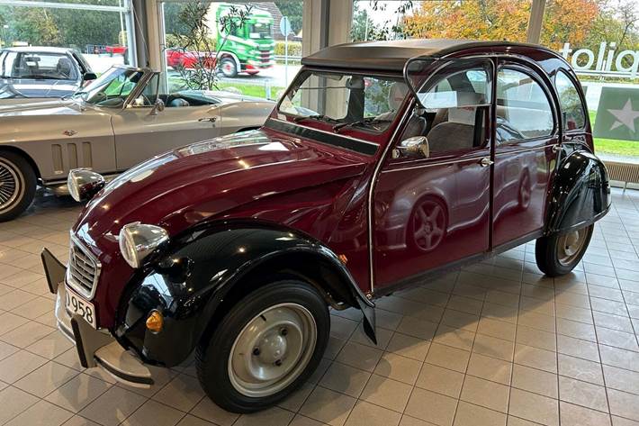 Rød Citroën 2CV fra 1987 set udefra