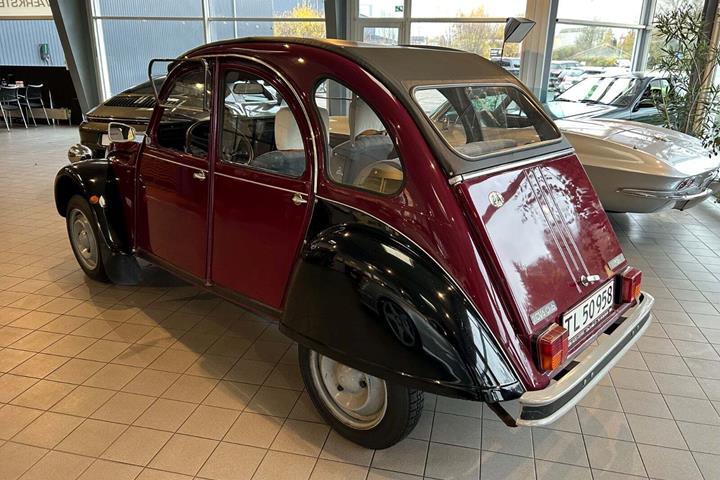 Rød Citroën 2CV fra 1987 set udefra