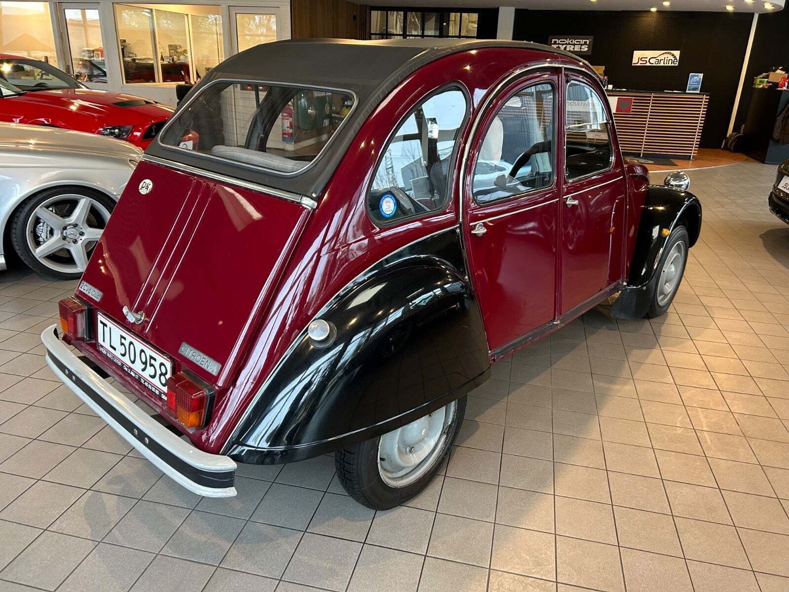 Rød Citroën 2CV fra 1987 set udefra