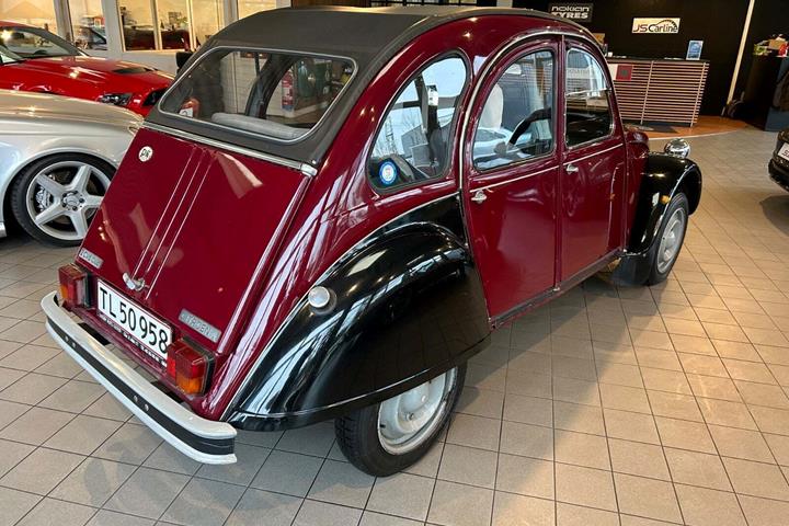 Rød Citroën 2CV fra 1987 set udefra