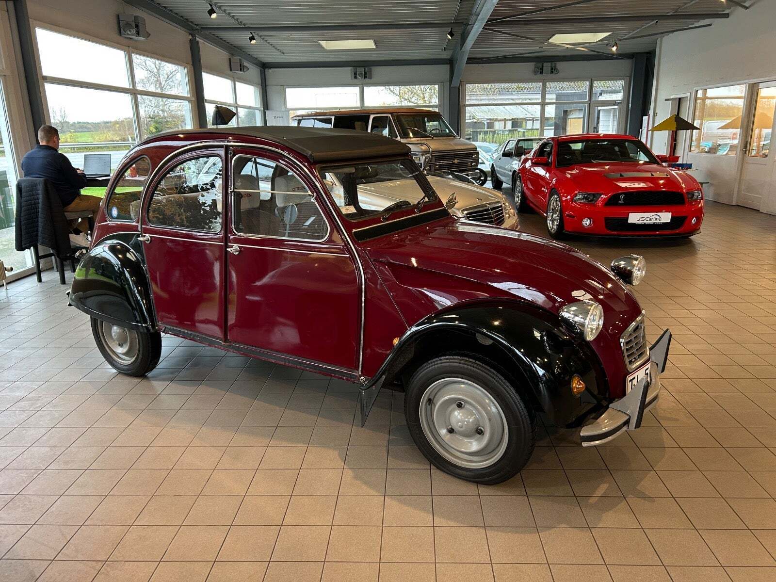 Rød Citroën 2CV fra 1987 set udefra