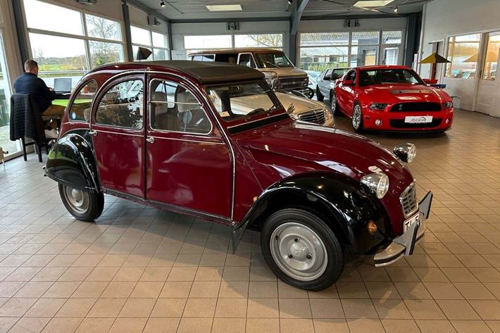 Rød Citroën 2CV fra 1987 set udefra
