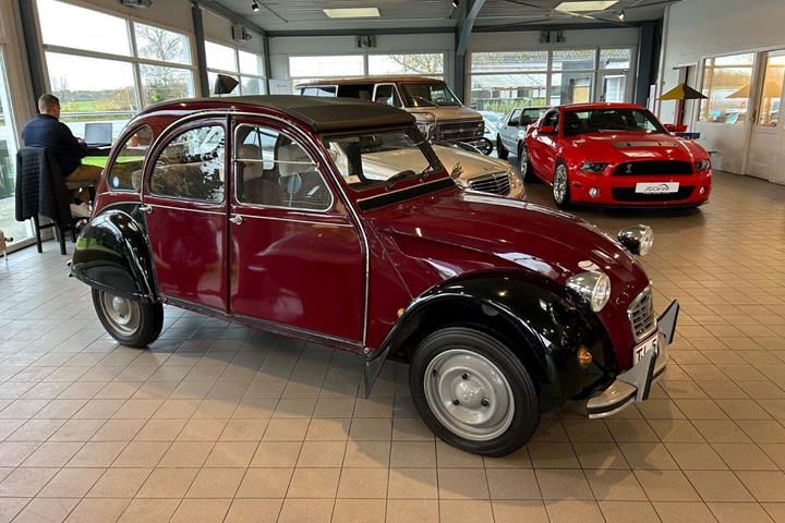 Rød Citroën 2CV fra 1987 set udefra
