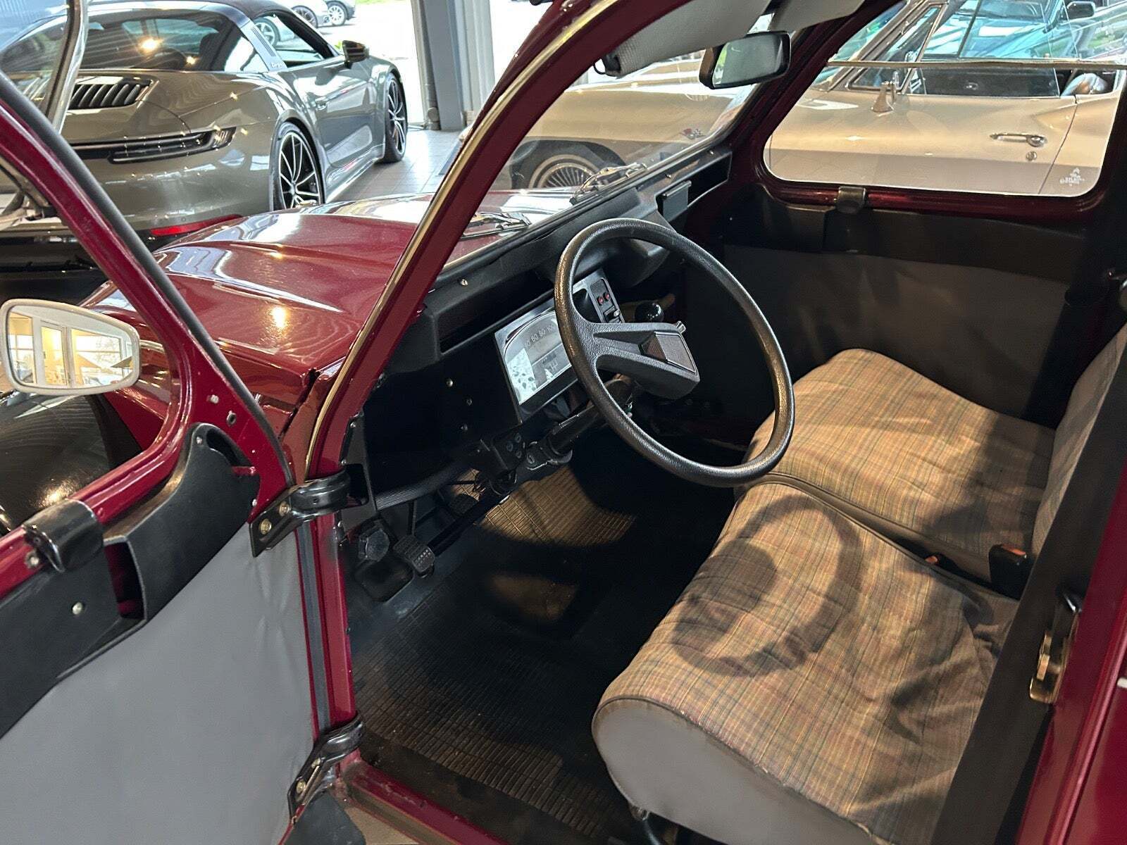 Rød Citroën 2CV fra 1987 set indefra