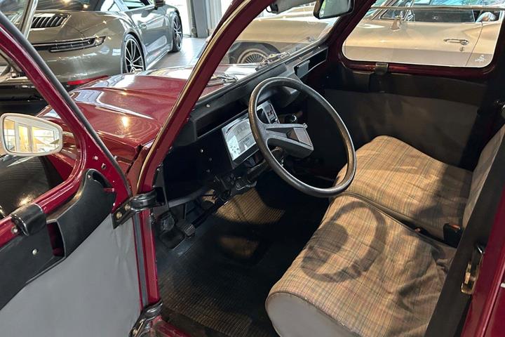 Rød Citroën 2CV fra 1987 set indefra