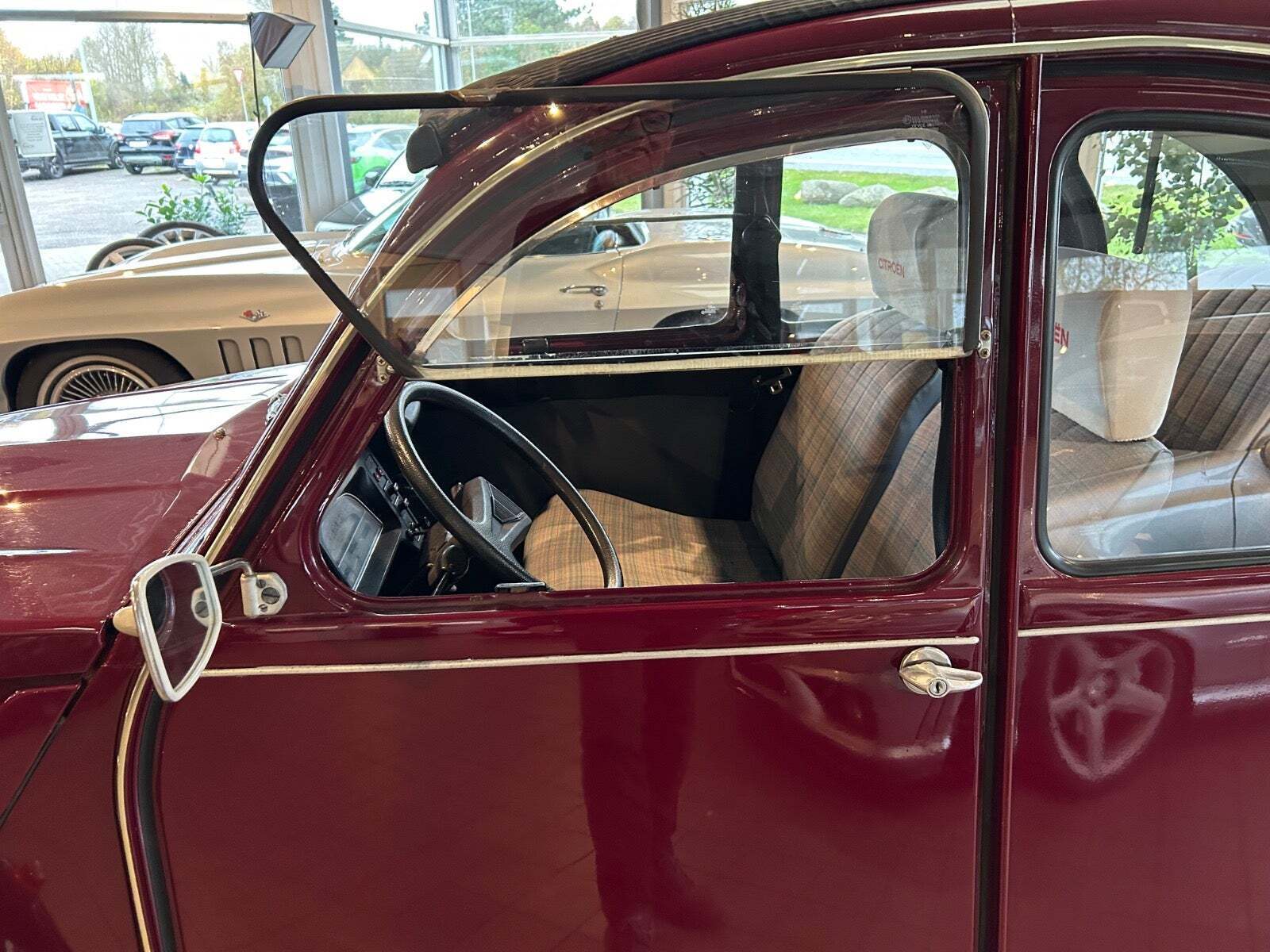 Rød Citroën 2CV fra 1987 set indefra