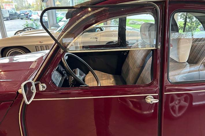 Rød Citroën 2CV fra 1987 set indefra