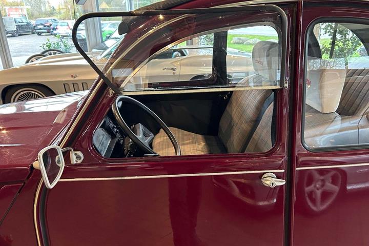 Rød Citroën 2CV fra 1987 set indefra