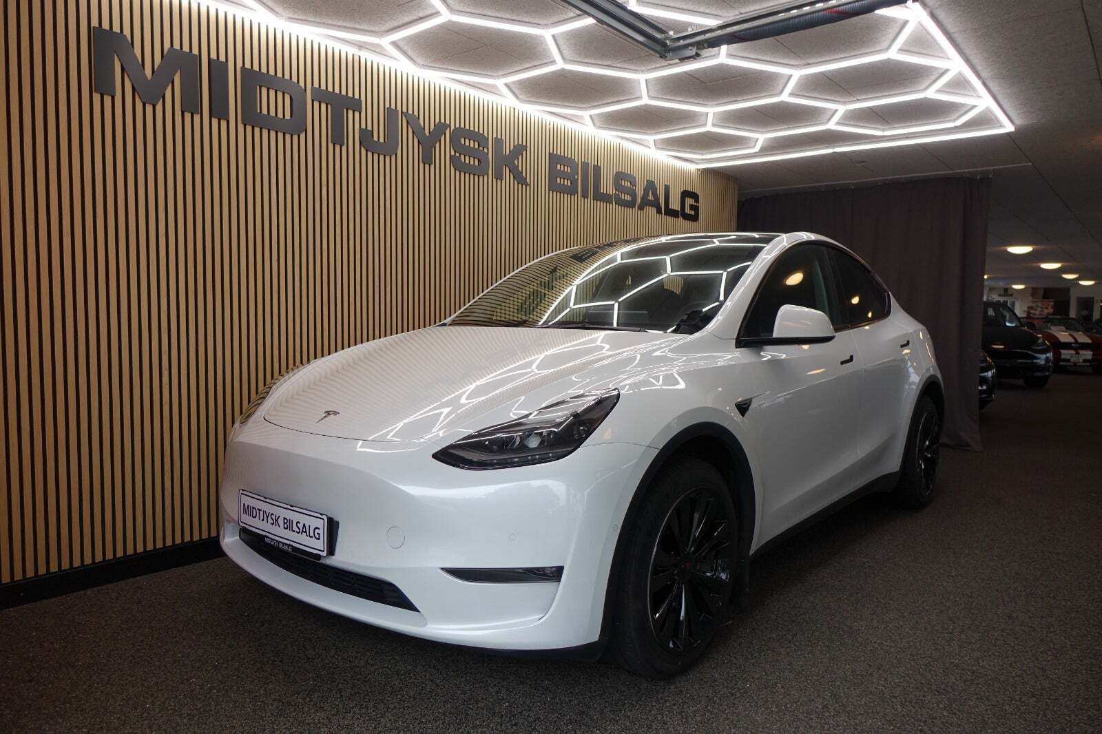 Hvid Tesla Model Y fra 2022 set udefra