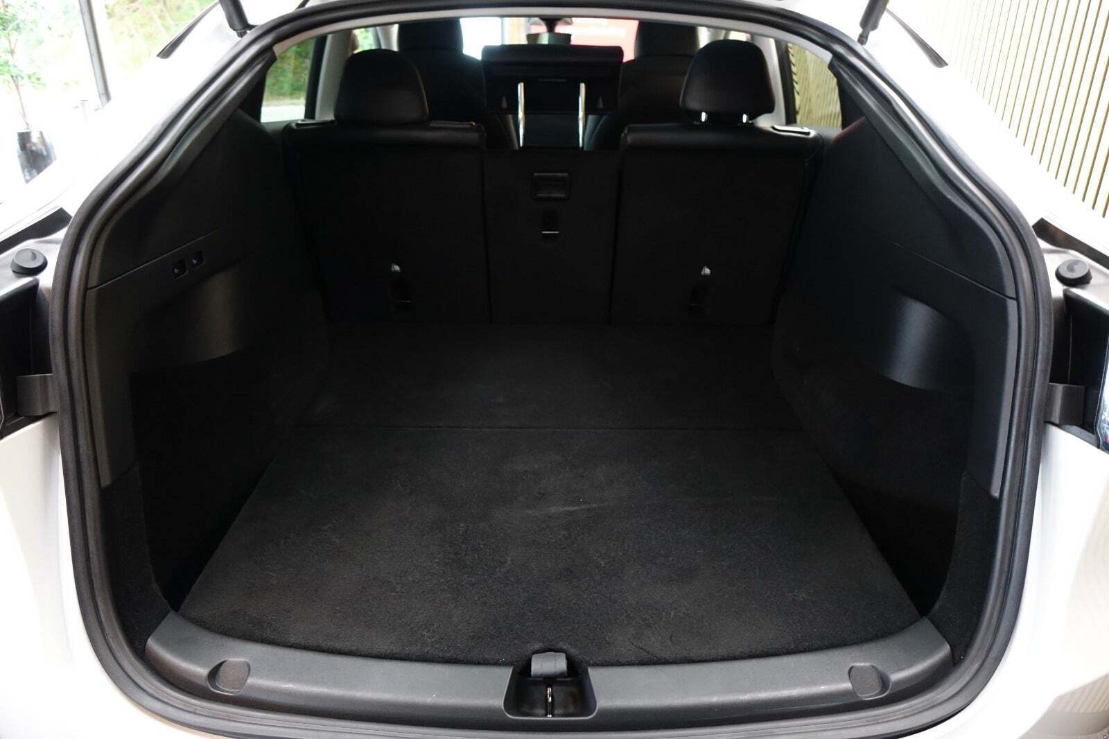 Hvid Tesla Model Y fra 2022