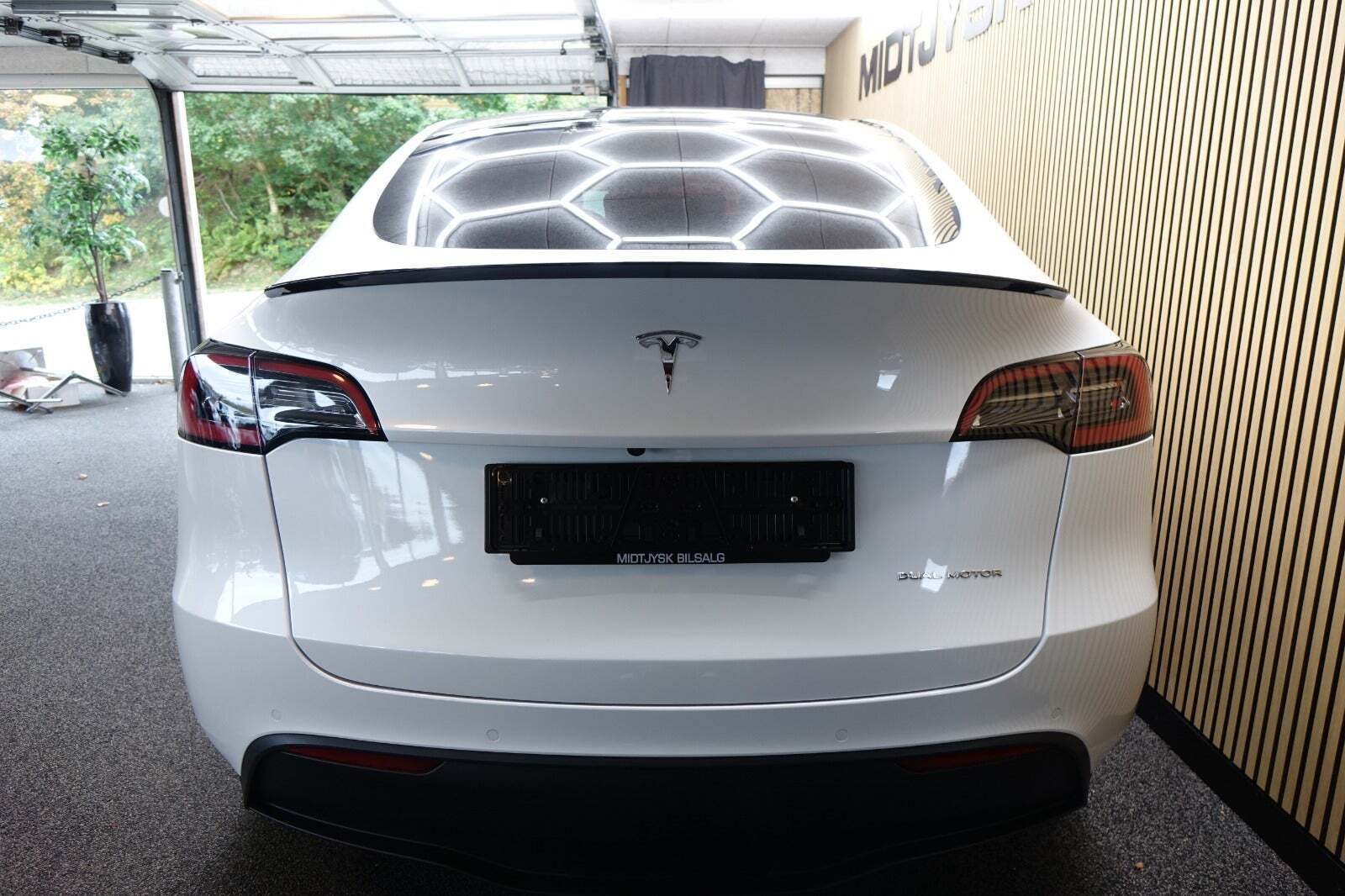 Hvid Tesla Model Y fra 2022
