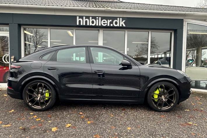 Sort Porsche Cayenne fra 2020