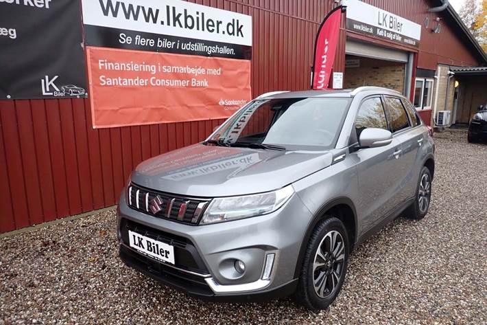 Grå Suzuki Vitara fra 2021 set udefra