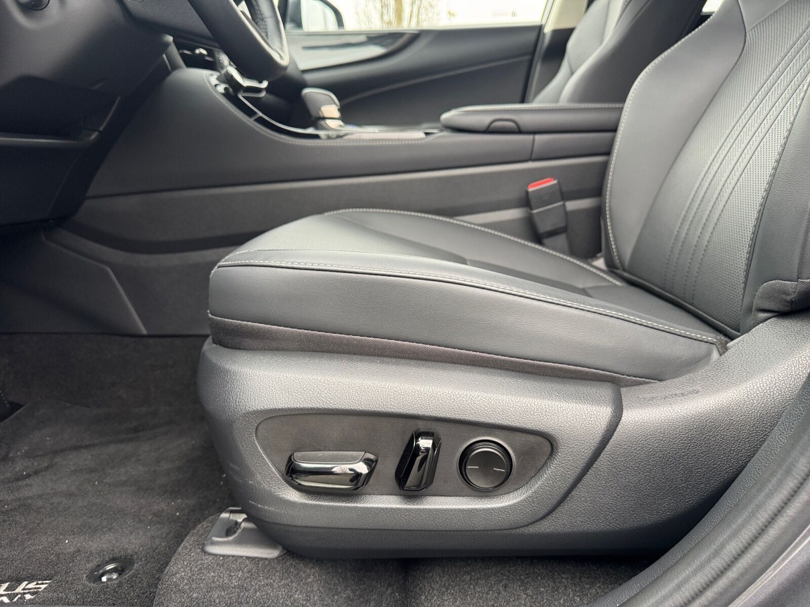 Grå Lexus NX fra 2024