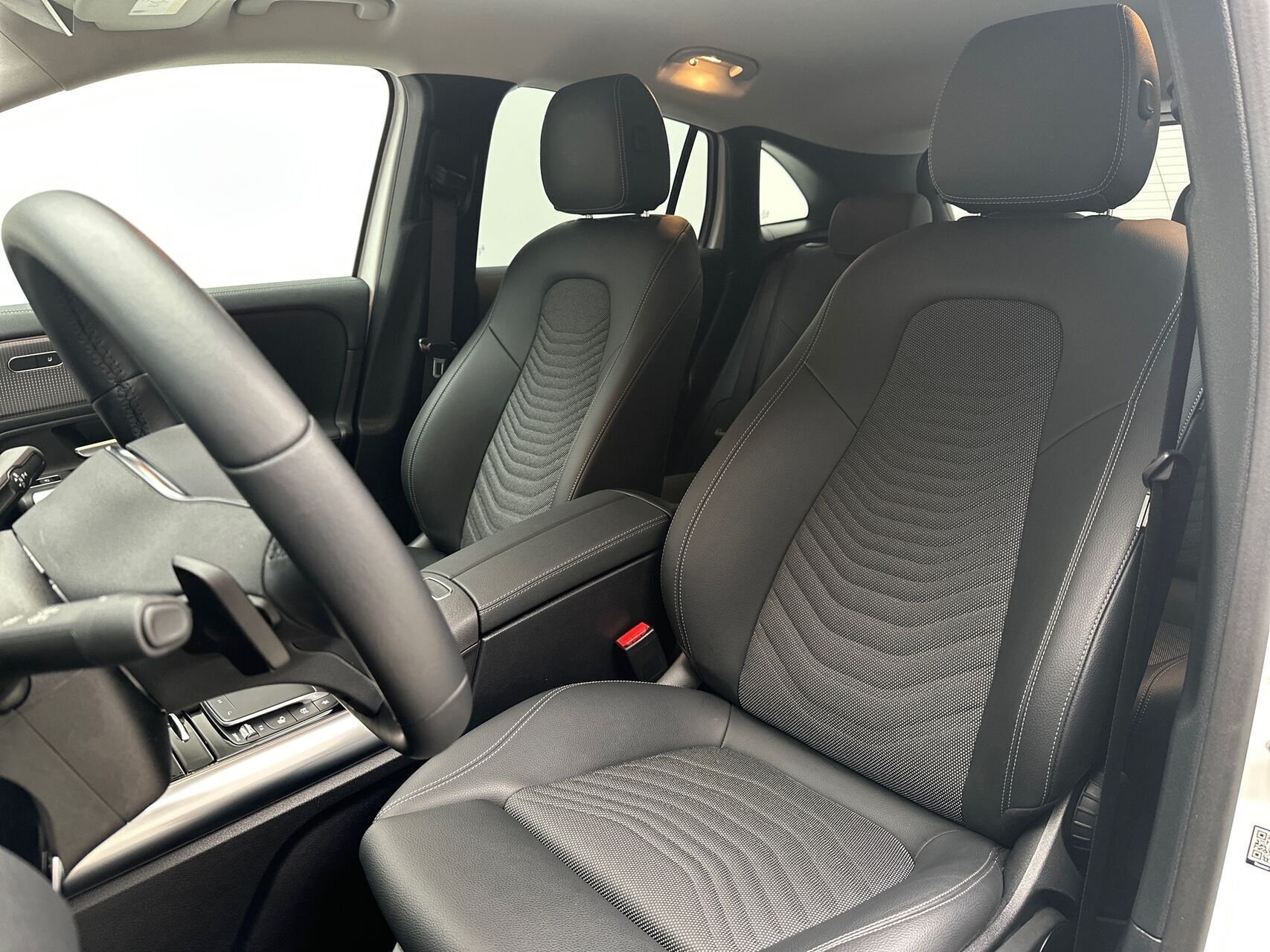 Hvid Mercedes EQA 250 fra 2023