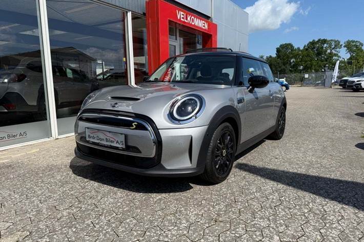 Sølv Mini Cooper SE fra 2023 set udefra
