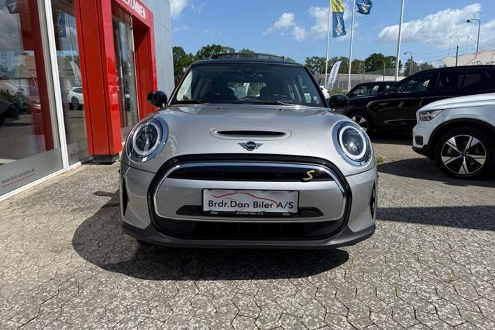Sølv Mini Cooper SE fra 2023 set udefra