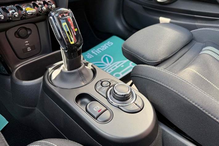 Sølv Mini Cooper SE fra 2023