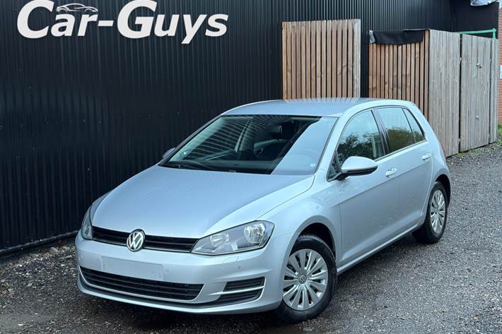 Sølv VW Golf VII fra 2015 set udefra