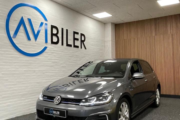 Grå VW Golf VII fra 2017