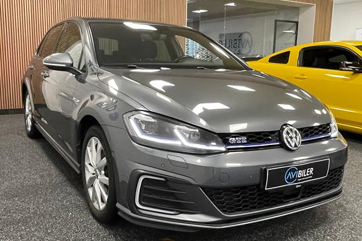 Grå VW Golf VII fra 2017