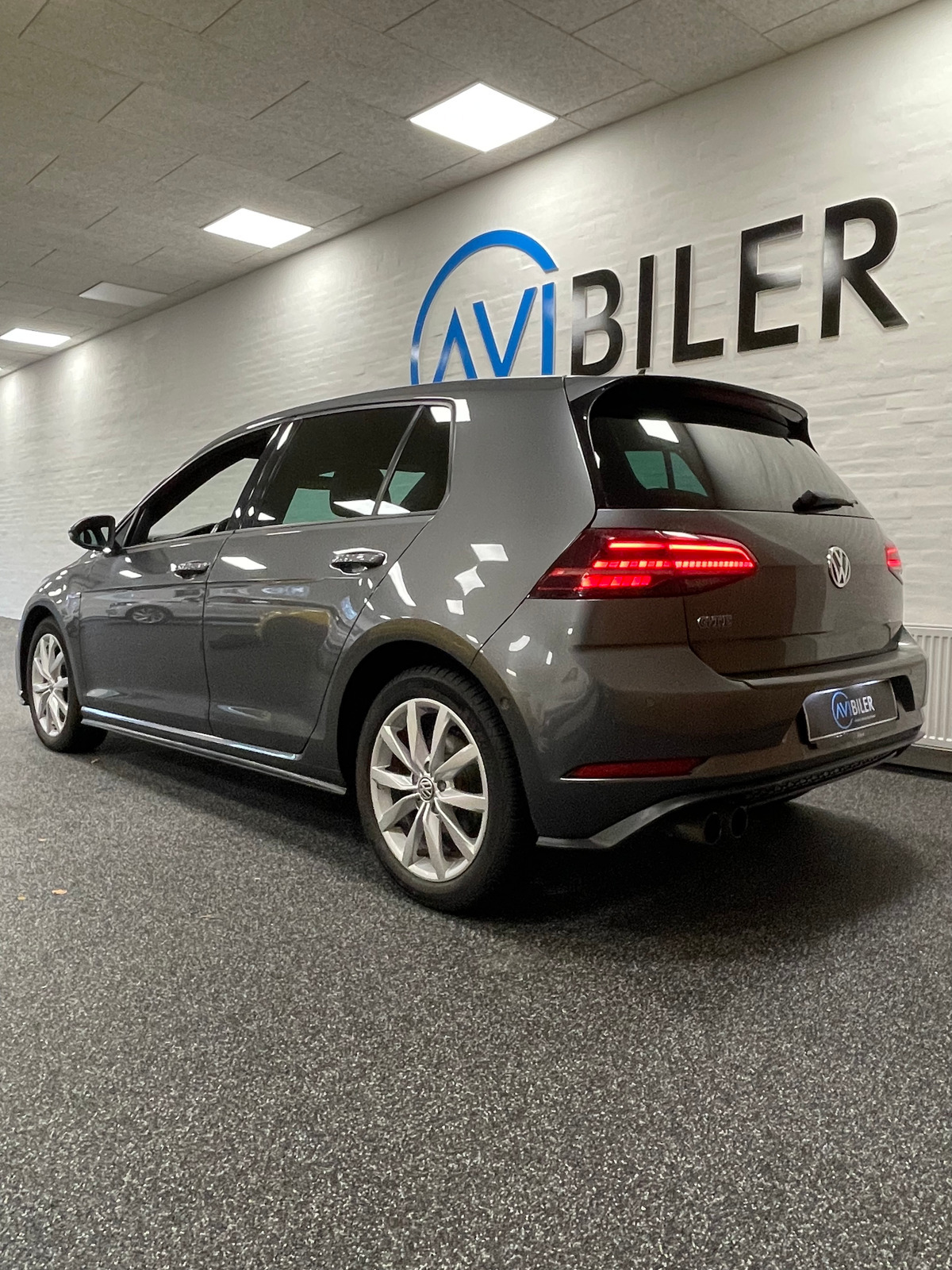 Grå VW Golf VII fra 2017