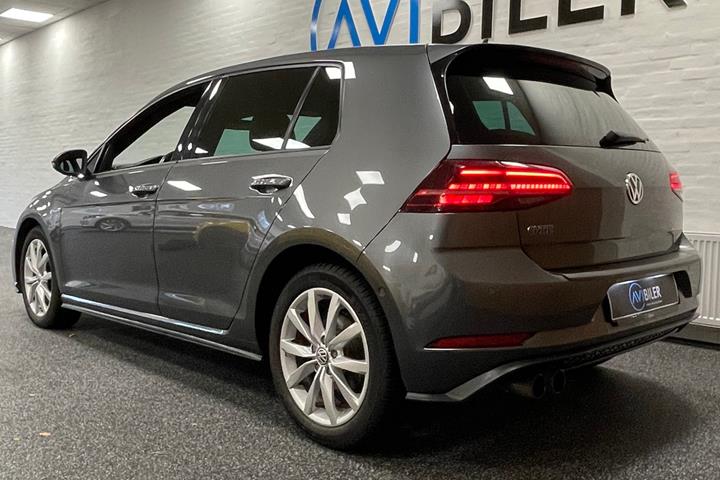 Grå VW Golf VII fra 2017