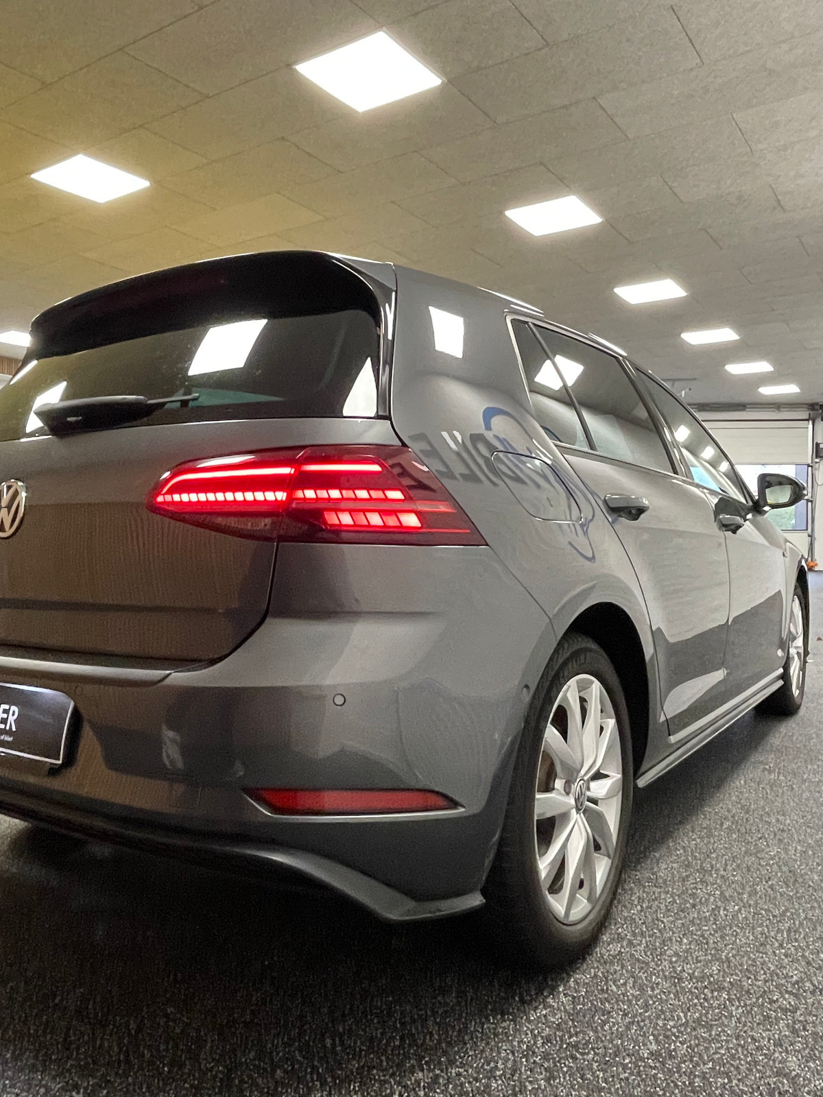 Grå VW Golf VII fra 2017