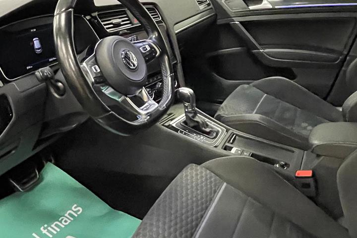 Grå VW Golf VII fra 2017