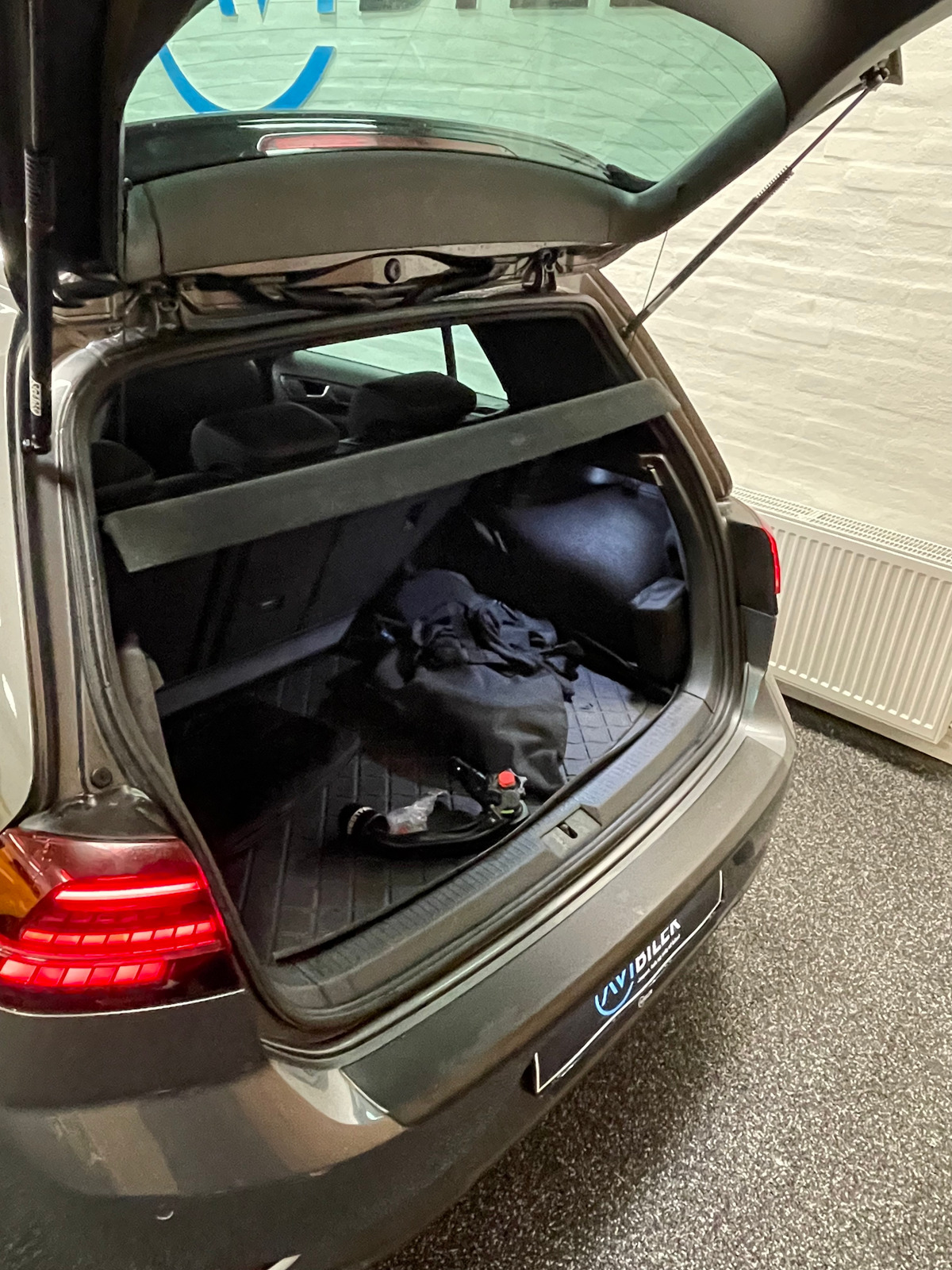 Grå VW Golf VII fra 2017