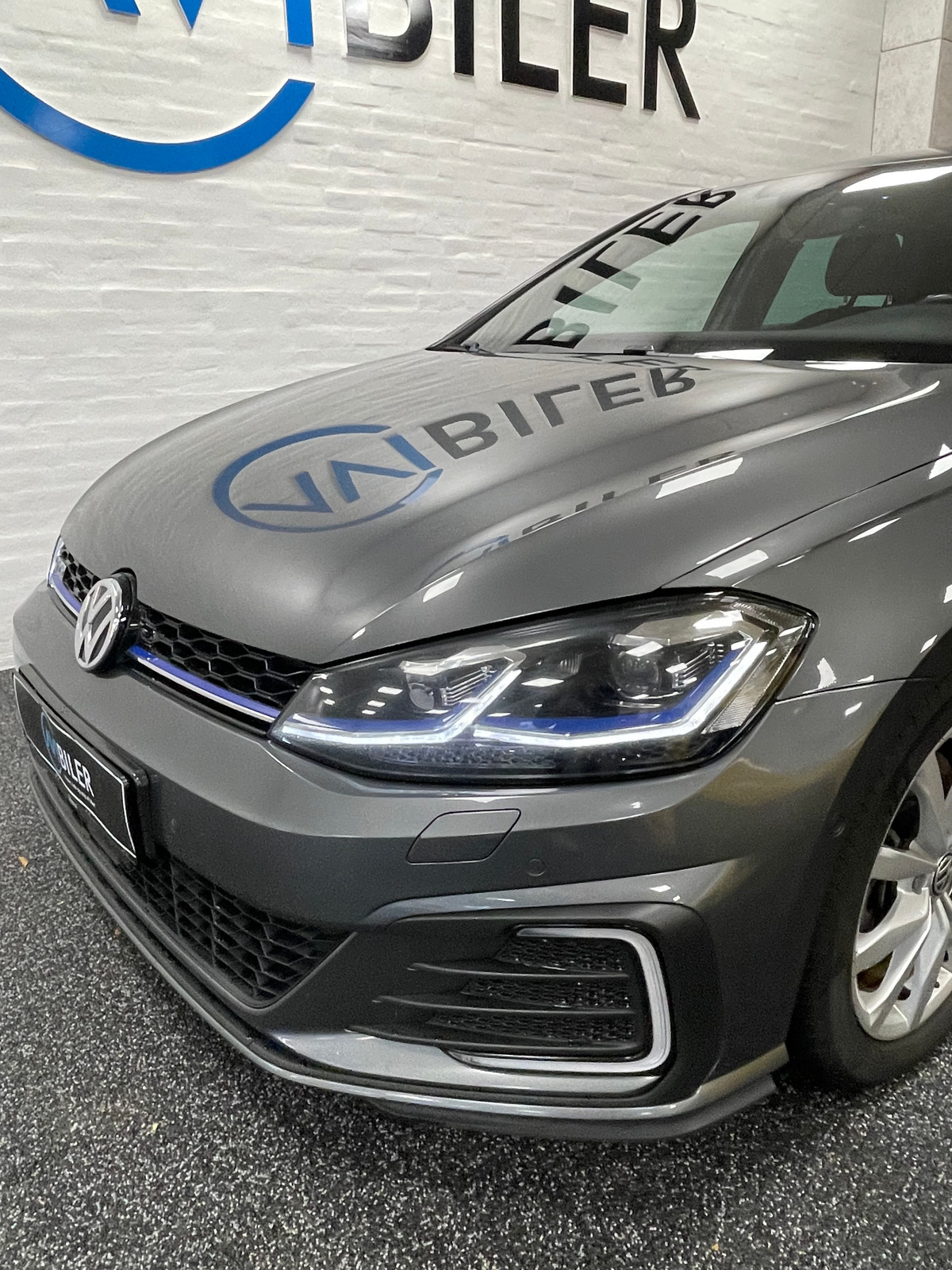 Grå VW Golf VII fra 2017