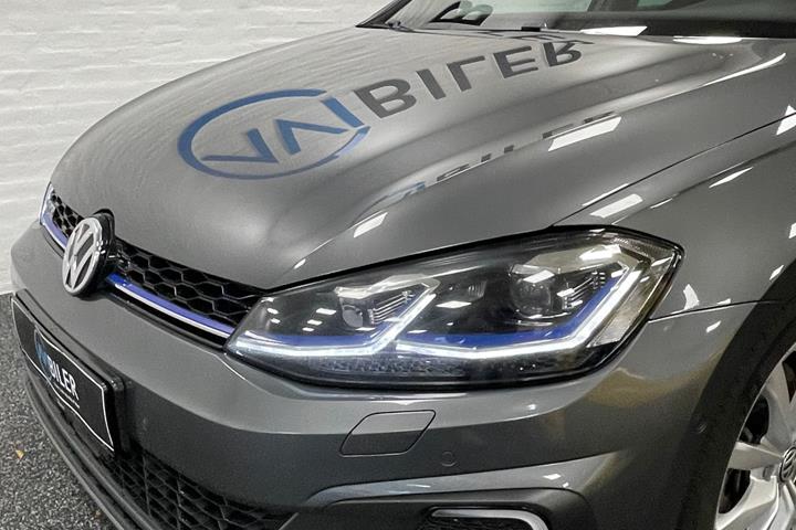 Grå VW Golf VII fra 2017