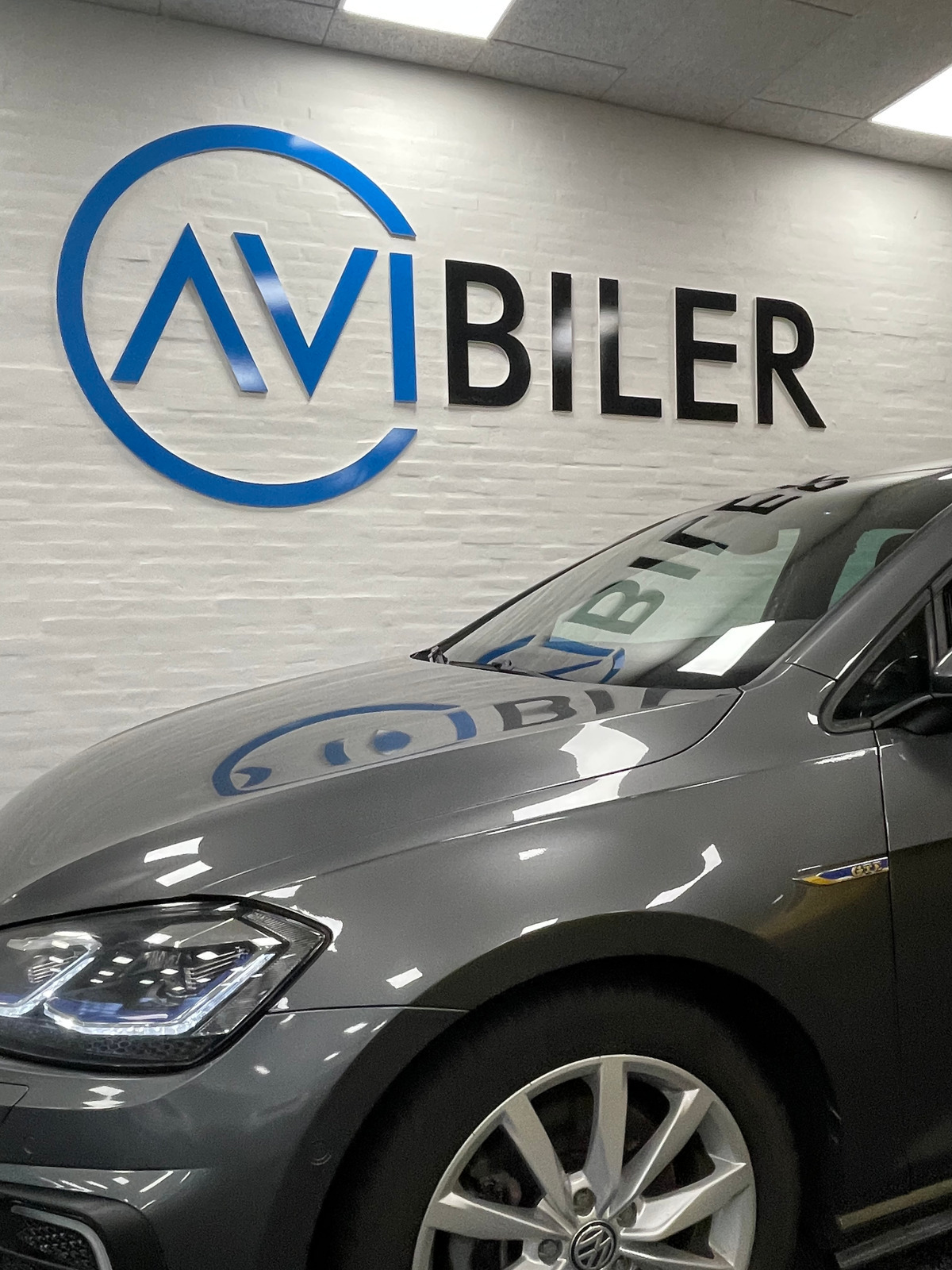 Grå VW Golf VII fra 2017