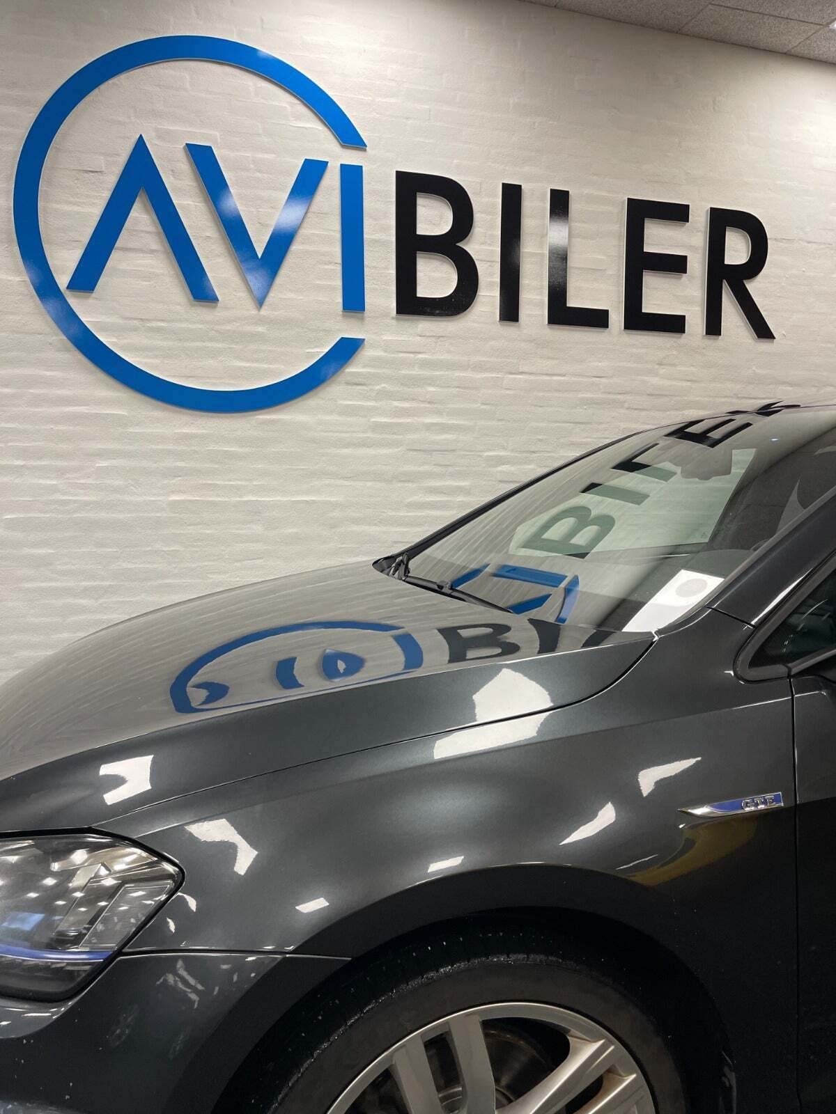 Grå VW Golf VII fra 2016