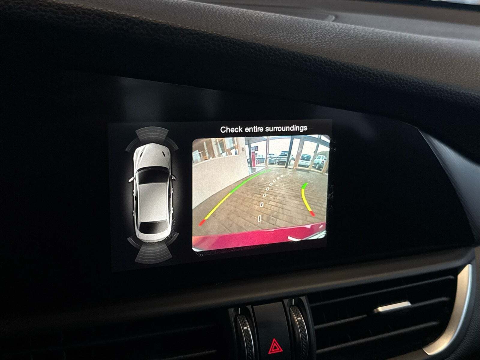 Rød Alfa Romeo Giulia fra 2016