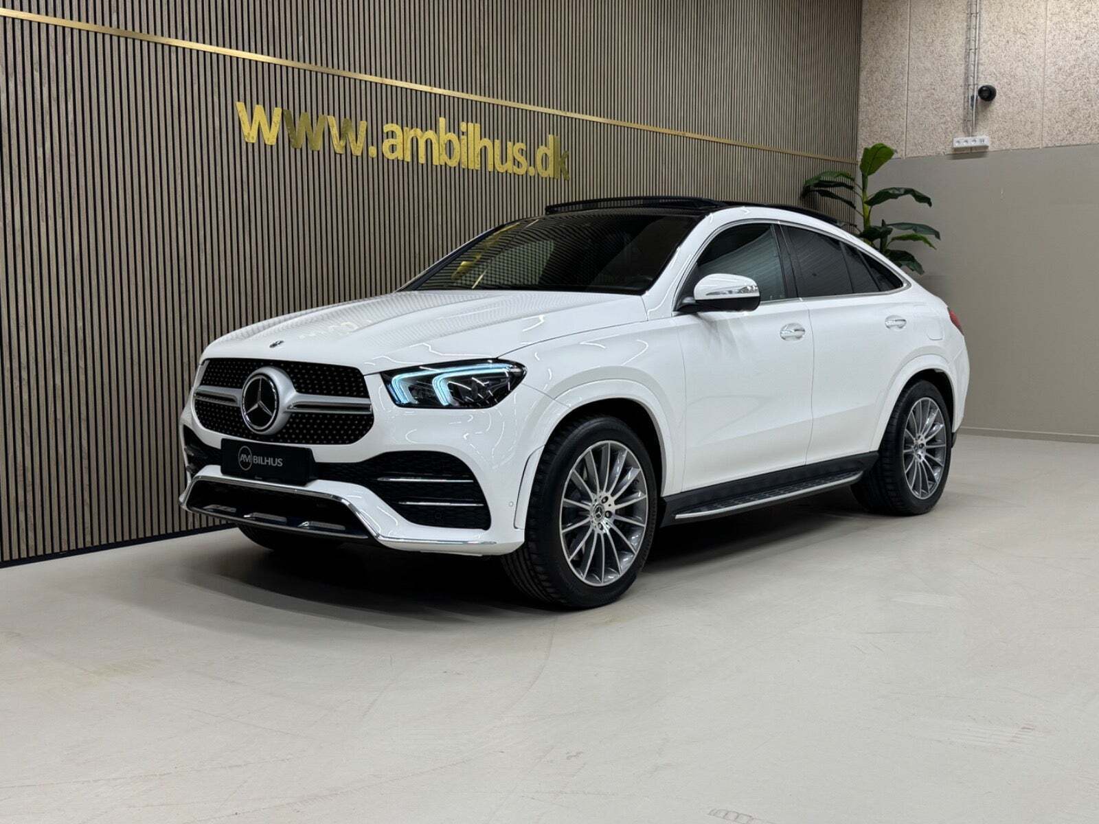 Hvid Mercedes GLE350 de fra 2023 set udefra