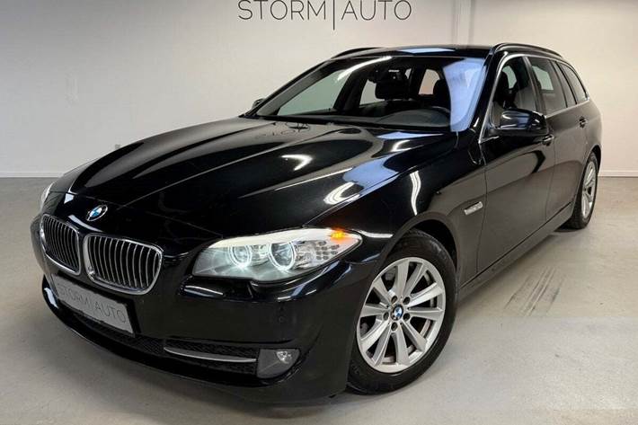 Sort BMW 520d fra 2010 set udefra