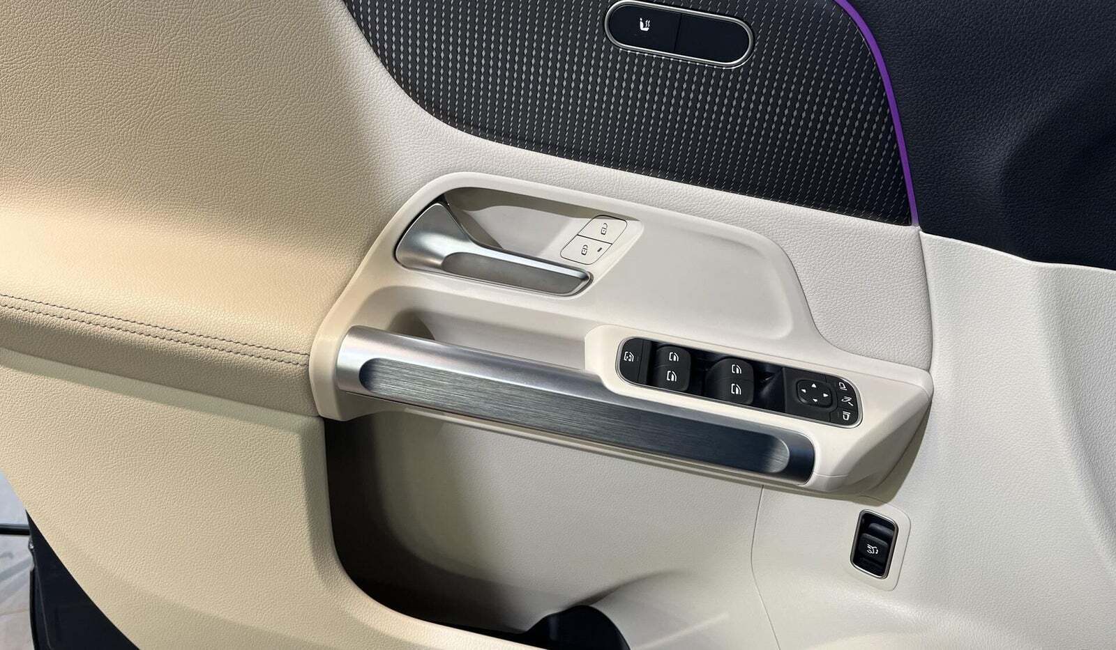 Blå Mercedes EQB250 fra 2022