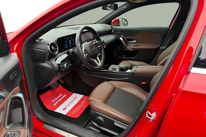 Rød Mercedes A200 fra 2018