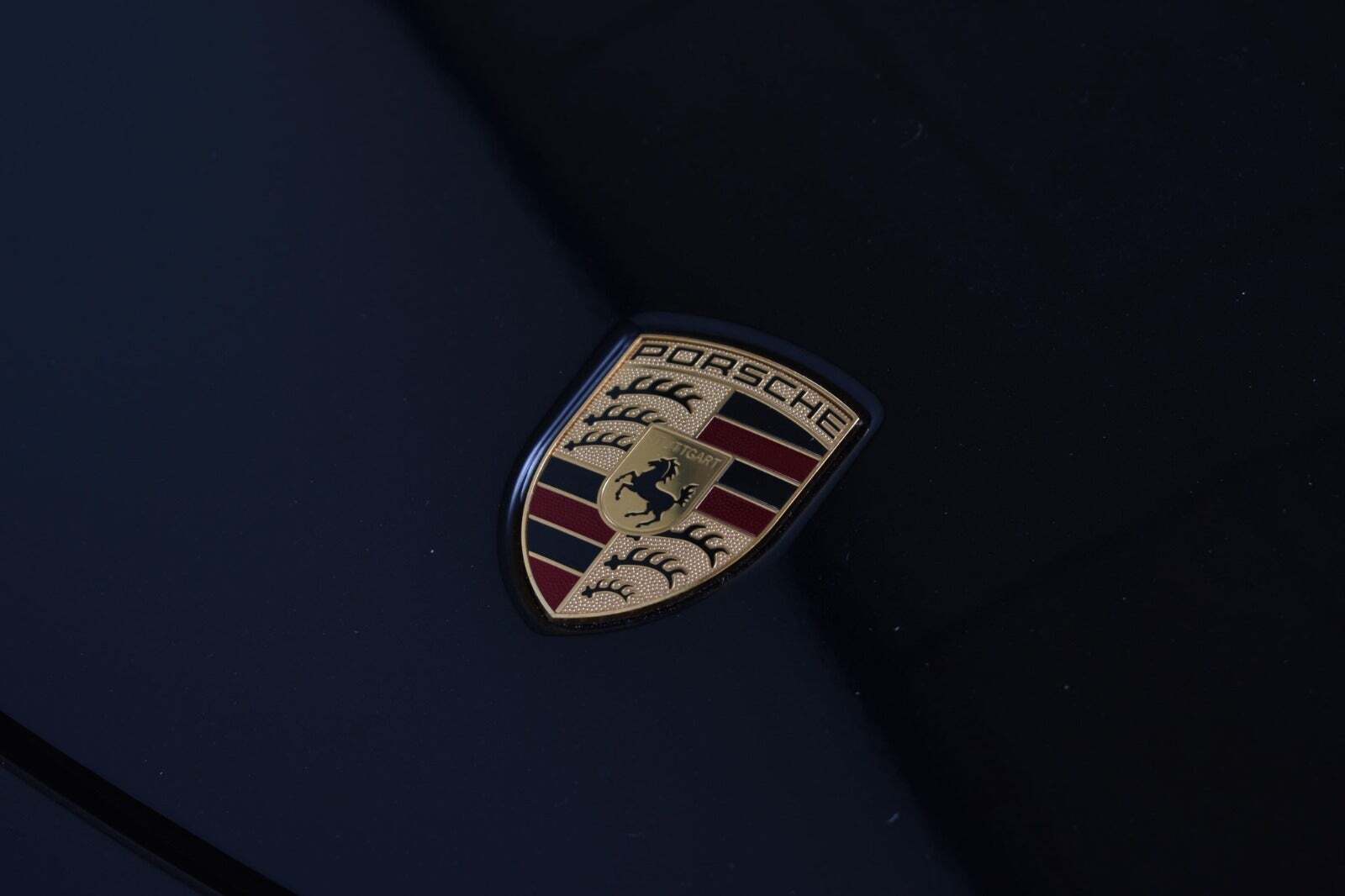 Sort Porsche Cayman fra 2016 set udefra