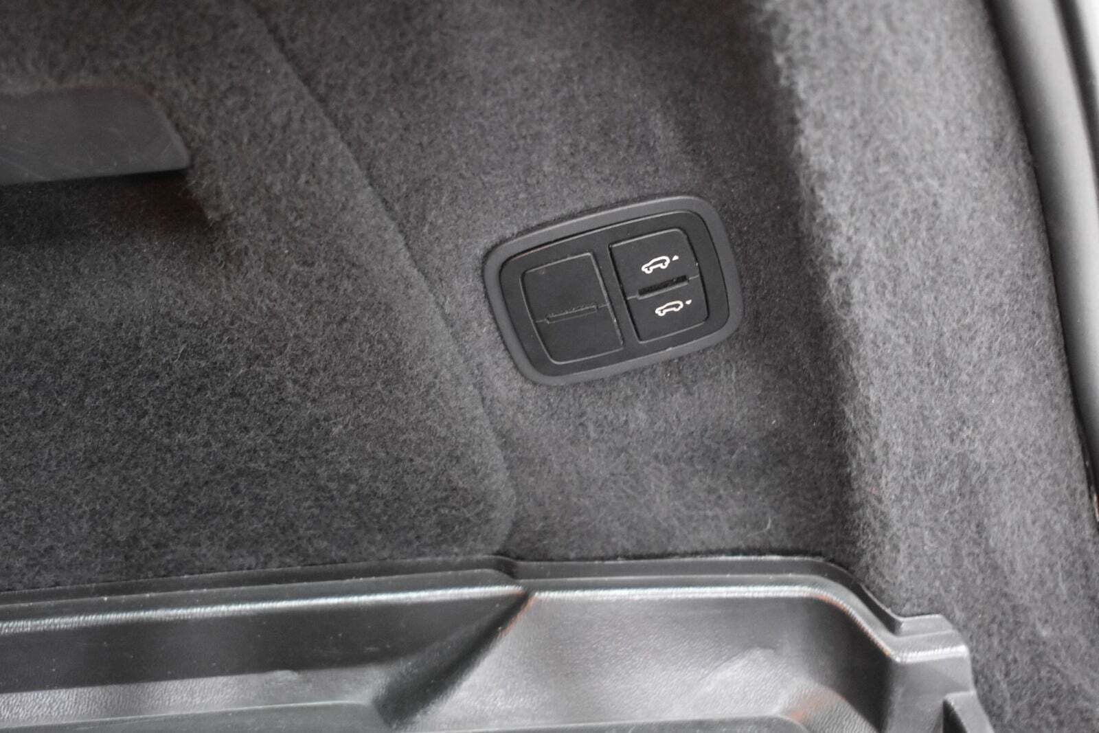 Sort Porsche Cayenne Turbo fra 2014