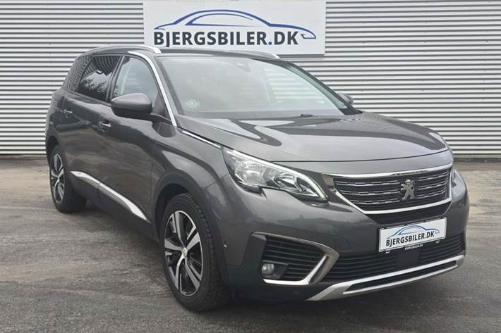 Grå Peugeot 5008 fra 2018 set udefra