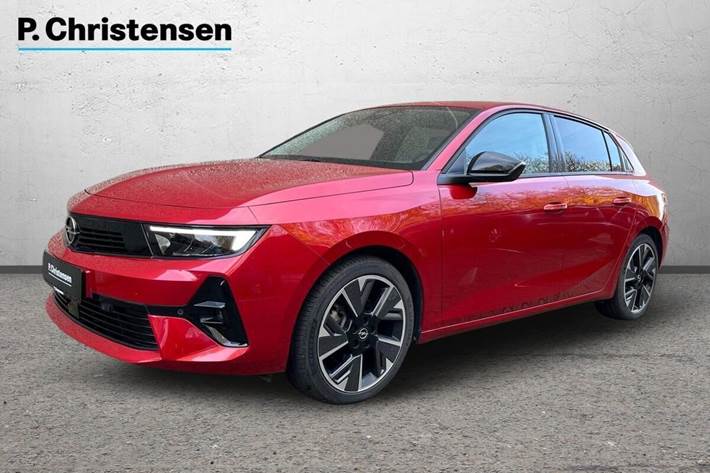 Rød Opel Astra-e fra 2023 set udefra